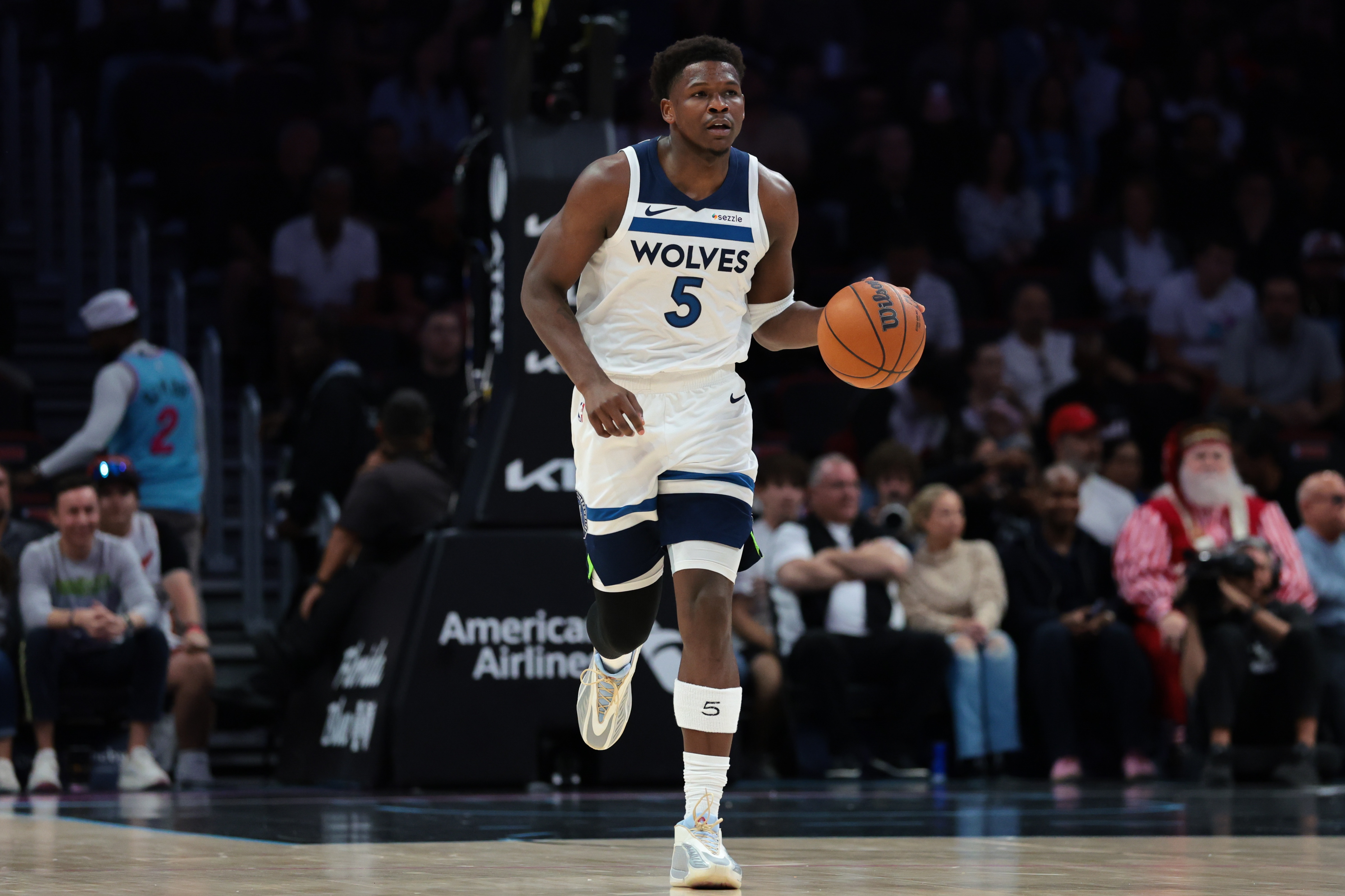 3犯在身！爱德华兹半场12中5拿到12分4板 正负值+5