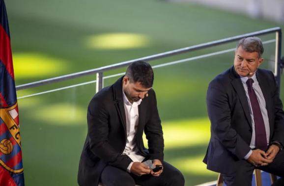 完美世界对战平台-巴萨给阿圭罗体面的告别，是本赛季最精彩的进球